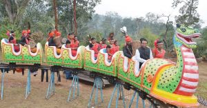   नारायणपुर : कलेक्टर ने लिया ग्रामीणों और नर्तक दलों के साथ ड्रेगन ट्रेन का आनंद :  बचपन की यादों को किया तरोताजा