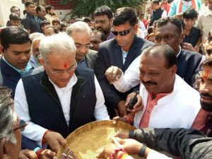 रायपुर : छेरछेरा पुन्नी के मुख्यमंत्री भूपेश बघेल ने दूधाधारी मठ में किया पूजा-अर्चना, अन्नदान लेकर सुपोषण अभियान के लिए समर्पित किया