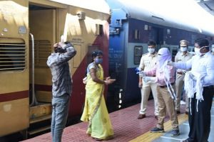 रायपुर : अन्य राज्यों में फंसे छत्तीसगढ़ के श्रमिकों और अन्य लोगों की वापसी शुरू: गुजरात से पहली श्रमिक स्पेशल ट्रेन पहुंची बिलासपुर
