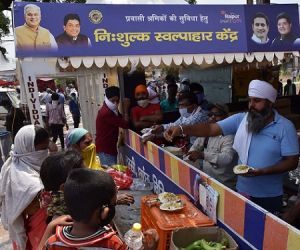  रायपुर : सैकड़ों किलोमीटर दूर से भूखे-प्यासे पहुंचे प्रवासी श्रमिकों को मिला छत्तीसगढ़ सरकार का सहारा