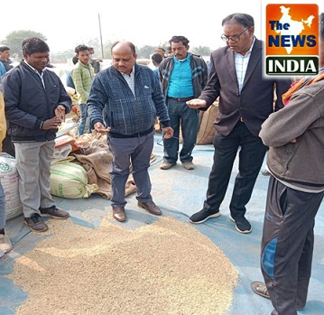 धान खरीदी केन्द्र नागपुर में 70 बोरा अमानक धान जब्त धान खरीदी केन्द्र नागपुर में 70 बोरा अमानक धान जब्त