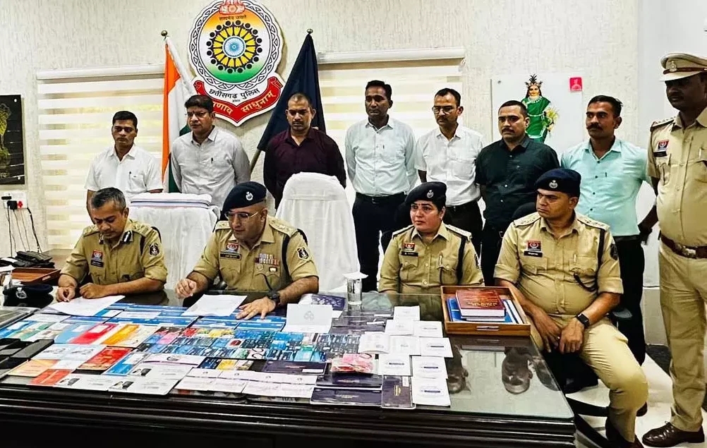 छात्रा की शिकायत पर 50 करोड़ ठगने वाले गिरोह पकड़ाए छात्रा की शिकायत पर 50 करोड़ ठगने वाले गिरोह पकड़ाए