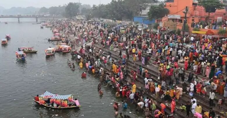 कार्तिक पूर्णिमा पर महादेव घाट में उमड़ा भक्तों का जनसैलाब, श्रद्धालुओं ने लगाई आस्था की डुबकी कार्तिक पूर्णिमा पर महादेव घाट में उमड़ा भक्तों का जनसैलाब, श्रद्धालुओं ने लगाई आस्था की डुबकी