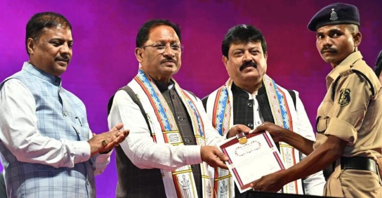 दो शहीदों के परिजनों और 12 पुलिस जवानों को सीएम साय ने प्रदान किए वीरता पदक दो शहीदों के परिजनों और 12 पुलिस जवानों को सीएम साय ने प्रदान किए वीरता पदक