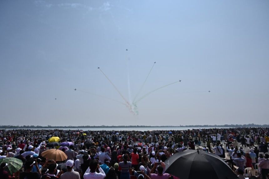 राज्योत्सव पर वायु सेना का रोमांचक एयर शो, सेंध जलाशय के ऊपर आसमां में गूंजा ‘जय जोहार’ और ‘छत्तीसगढ़िया सबले बढ़िया’ राज्योत्सव पर वायु सेना का रोमांचक एयर शो, सेंध जलाशय के ऊपर आसमां में गूंजा ‘जय जोहार’ और ‘छत्तीसगढ़िया सबले बढ़िया’