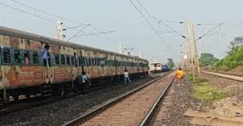 बिलासपुर में एक ही ट्रैक पर आई तीन ट्रेनें, यात्री ट्रेन के आगे-पीछे खड़ी हो गई दो मालगाड़ी, मचा हड़कंप बिलासपुर में एक ही ट्रैक पर आई तीन ट्रेनें, यात्री ट्रेन के आगे-पीछे खड़ी हो गई दो मालगाड़ी, मचा हड़कंप