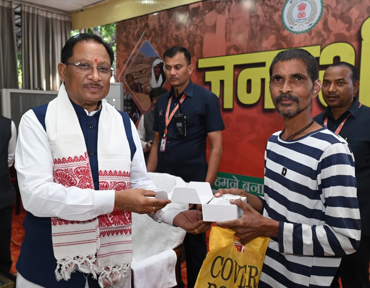 मुख्यमंत्री विष्णुदेव साय ने समझी पीड़ा, तुरंत बढ़ाया कदम - रमन निर्मलकर को सौंपा श्रवण यंत्र मुख्यमंत्री विष्णुदेव साय ने समझी पीड़ा, तुरंत बढ़ाया कदम - रमन निर्मलकर को सौंपा श्रवण यंत्र