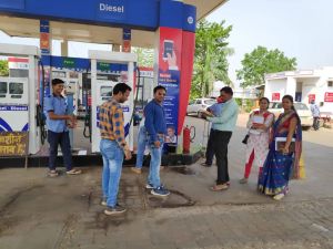 खाद्य विभाग की टीम द्वारा बेमेतरा के एक पेट्रोल पंप से 34.77 लाख रूपये का डीजल-पेट्रोल जब्त जांच टीम को मिली त्रुटिपूर्ण माप की जानकारी