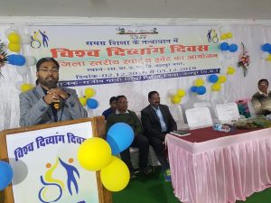  कलेक्टर से सांकेतिक भाषा में उनका नाम जानकर, दिव्यांग बच्चों ने खुशी से हवा में हाथ हिलाकर अभिवादन किया