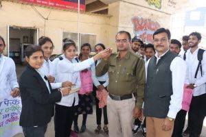  साईनाथ पैरामेडिकल के छात्रों ने हैदराबाद इनकाउंटर पर मिठाई खिलाकर पुलिस को दी बधाई 