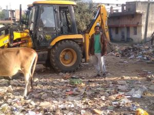 सामाजिक संस्था उदभव के प्रयास से हुआ बावली कुँआ मे गन्दगी व कचरे की साफ सफाई .......  