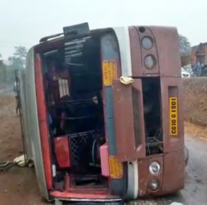 कोरबा से बिलासपुर आ रही थी यात्री बस, अनियंत्रित होकर पलटी, कई यात्री घायल 