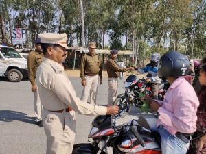  सीएसपी ने हेलमेट पहनकर बाईक चलाने वालों को फूल देकर किया सम्मानित।