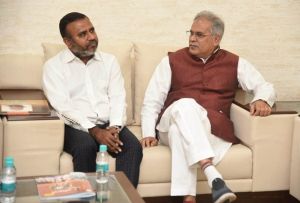अपहरणकर्ताओं के चंगुल से सकुशल वापस लौटे प्रवीण सोमानी ने मुख्यमंत्री भूपेश बघेल से की मुलाकात