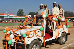 स्कूल शिक्षा मंत्री डॉ. प्रेमसाय सिंह टेकाम ने ध्वजारोहण कर परेड की सलामी ली