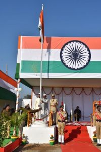  जिला कार्यालय में कलेक्टर श्री दीपक सोनी ने किया ध्वजारोहण