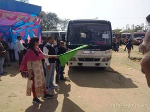 रामानुजनगर एवं प्रेमनगर विकासखण्ड से मतदान दलों को सामग्री का वितरण पष्चात् हरी झण्डी दिखाकर किया गया रवाना