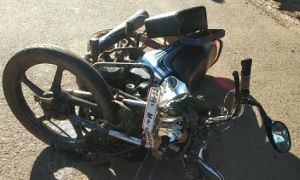 एक बाइक और कार के बीच जोरदार भिड़ंत, दो बाइक सवार गंभीर रूप से घायल  