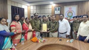  सेवा निवृत्त हुए एएसआई को पुलिस अधीक्षक सूरजपुर ने स्मृति चिन्ह, साल व श्रीफल देकर किया सम्मानित।