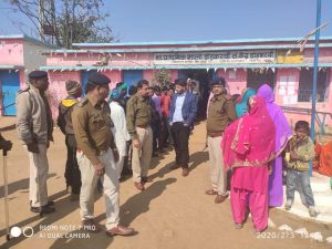  सूरजपुर: कलेक्टर दीपक सोनी व पुलिस अधीक्षक राजेश कुकरेजा ने लगातार करते रहे मतदान केन्द्रों का दौरा