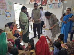  मध्यम एवं गम्भीर कुपोषित बच्चों को गरम भोजन एवं खिचडी प्रदाय