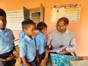  जिला शिक्षा अधिकारी द्वारा कुनकुरी के स्कूलों का भ्रमण, अनुपस्थित एवं अपने कार्य के प्रति लापरवाही पाये गये शिक्षकों को कारण बताओ नोटिस