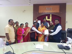  सुनीता साहू जिला पंचायत अध्यक्ष निर्वाचित अपर कलेक्टर ने सौंपा प्रमाण पत्र