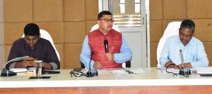  बलरामपुर : कलेक्टर ने ली समय-सीमा की बैठक सम्पन्न लंबित प्रकरणों का निराकरण शीघ्र करें: कलेक्टर