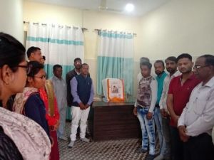  सूरजपुर जनपद कार्यालय में सरगुजा स्वर्गीय राजमाता देवेंद्र कुमारी सिंहदेव को दिया गया श्रद्धांजलि
