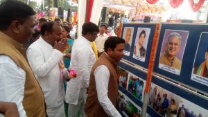  अमृतधारा महोत्सव में लगायी गयी विकास फोटो प्रदर्षनी में लोगों की लगी रही भीड़