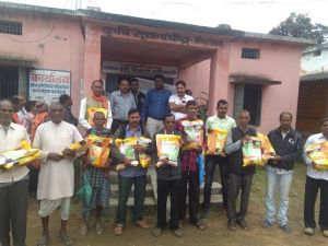  अखिलेष प्रताप सिंह की उपस्थिति में कृषकों को हाईब्रिड मक्का बीज का किया गया वितरण