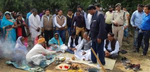  सरगुजा प्राधिकरण के अध्यक्ष एवं वनमण्डलाधिकारी ने किया भूमि पूजन एवं मक्का बीज का वितरण