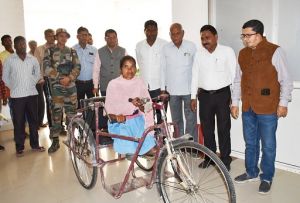  कलेक्टर ने दिव्यांग मीना को दी ट्रायसायकल, आवेदन प्राप्त होने पर की त्वरित कार्यवाही