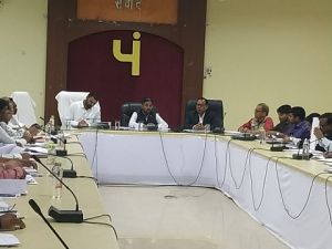 जशपुरनगर : मॉडल गौठानों में शुरू हांेगी आय मूलक गतिविधियां, स्कूलों एवं राशनदुकानों के रंग-रोगन का कार्य पूरा करने के निर्देश