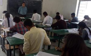  बलरामपुर : कलेक्टर ने परीक्षा केन्द्रों का किया औचक निरीक्षण
