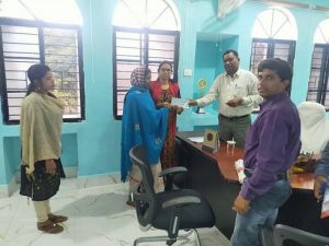  कोरिया : दुर्घटना में मृत्यु होने पर उत्तराधिकारी को कलेक्टर ने प्रदान किया सहायता राशि चेक