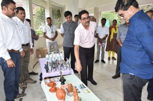 महासमुन्द : मुख्य सचिव श्री आर.पी. मंडल ने जिले की महिला स्व-सहायता समूहों के उत्पादों की सराहना की