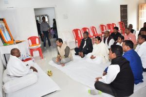  सूरजपुर : सरगुजा एवं बलरामपुर के प्रभारी सचिव श्री मनोज पिंगुआ ने पार्वती पुर पहुंचकर प्रकट की शोक संवेदना