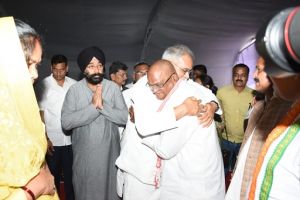  मुख्यमंत्री श्री भूपेश बघेल ने खाद्य मंत्री श्री भगत के स्व. पिता को पार्वतीपुर पहुंचकर दी श्रद्धांजलि
