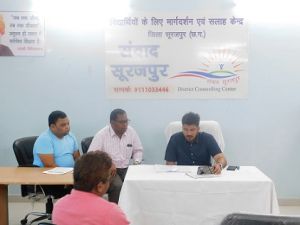  सूरजपुर : कलेक्टर ने विडियोंकांफ्रेस के माध्यम से जिले के ग्रामीणों क्षेत्रों में सुराजी सैनिकों से किया संवाद