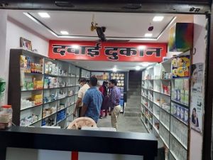  मास्क एवं सेनेटाइजर की उपलब्धता हेतु जिले की टीम मेडिकल दुकानों में दे रही दबिश