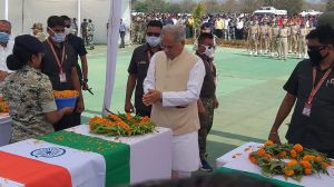 रायपुर : मुख्यमंत्री और गृहमंत्री ने नक्सली हिंसा में शहीद जवानों को अर्पित की विनम्र श्रद्धांजलि