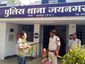  जिला नोडल अधिकारियों के द्वारा नगरीय क्षेत्र एवं अन्य जगहों पर जाकर कोरोना वायरस के बचाव के बारे में दी जा रही समझाईष