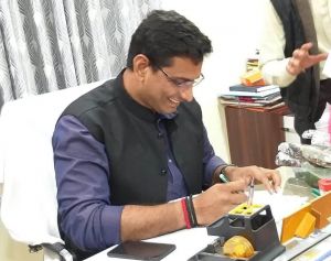 कोरोना को हराने महापौर देवेंद्र यादव का एक और सराहनीय पहल,  जरूरतमंदों को बांटेंगे 15 लाख का सेनेटाइजर व मास्क