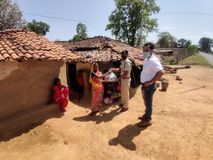 लाॅकडाउन में समाज सेवक दूत बनकर कर रहे राहत सामग्री का वितरण समाज सेवियों के साथ शासकीय कर्मचारी भी जन सेवा में निभा रहे अहम भूमिका