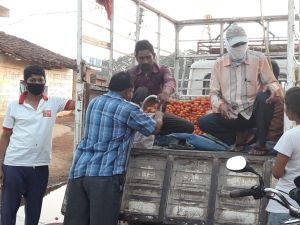 होम डिलीवरी का लाभ ले रहे लोग