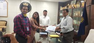 कोरोना वायरस कोविड-19 एकेडमिक वल्ड स्कूल बेमेतरा द्वारा 2 लाख रु. का चेक भंेट