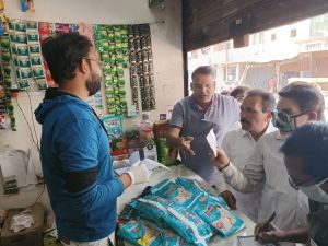 उड़न दस्ता की टीम ने दूसरे दिन भी की कार्यवाही, खाद्य विभाग के अधिकारियों के साथ  दुकानों का किया गया निरीक्षण, अधिक कीमत पर सामग्री बेचने वाले दुकानदार पर लगाया जुर्माना