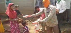 झील्ली, पन्नी एकत्र कर गुजारा करने वाली संजय नगर की कुछ महिलाओं के पास नहीं था राशन, निगम ने पहुंचाई मदद