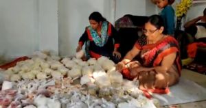 जरूरतमंदों को अब महिला स्व सहायता समूह की महिलाएं भी राशन एवं सब्जी प्रदाय करके, कर रही है सहयोग